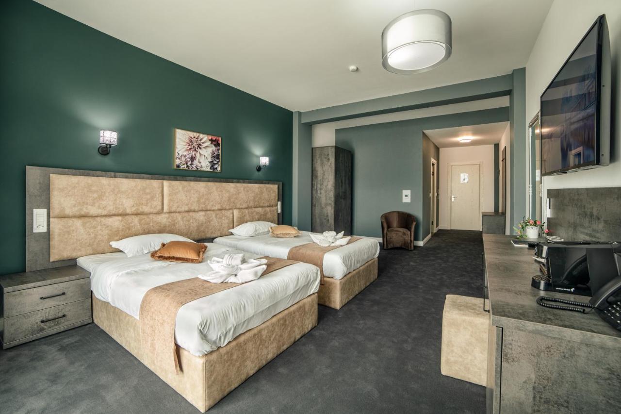 Hotel Nordic Twins & Wellness Radauţi Bagian luar foto